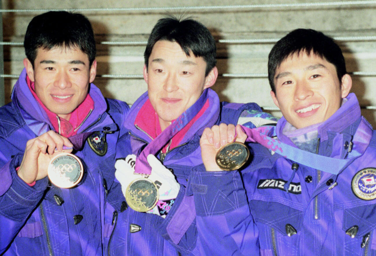 1994年リレハンメル五輪のノルディック複合団体で金メダルを獲得した（左から）河野孝典、阿部雅司、荻原健司（共同）