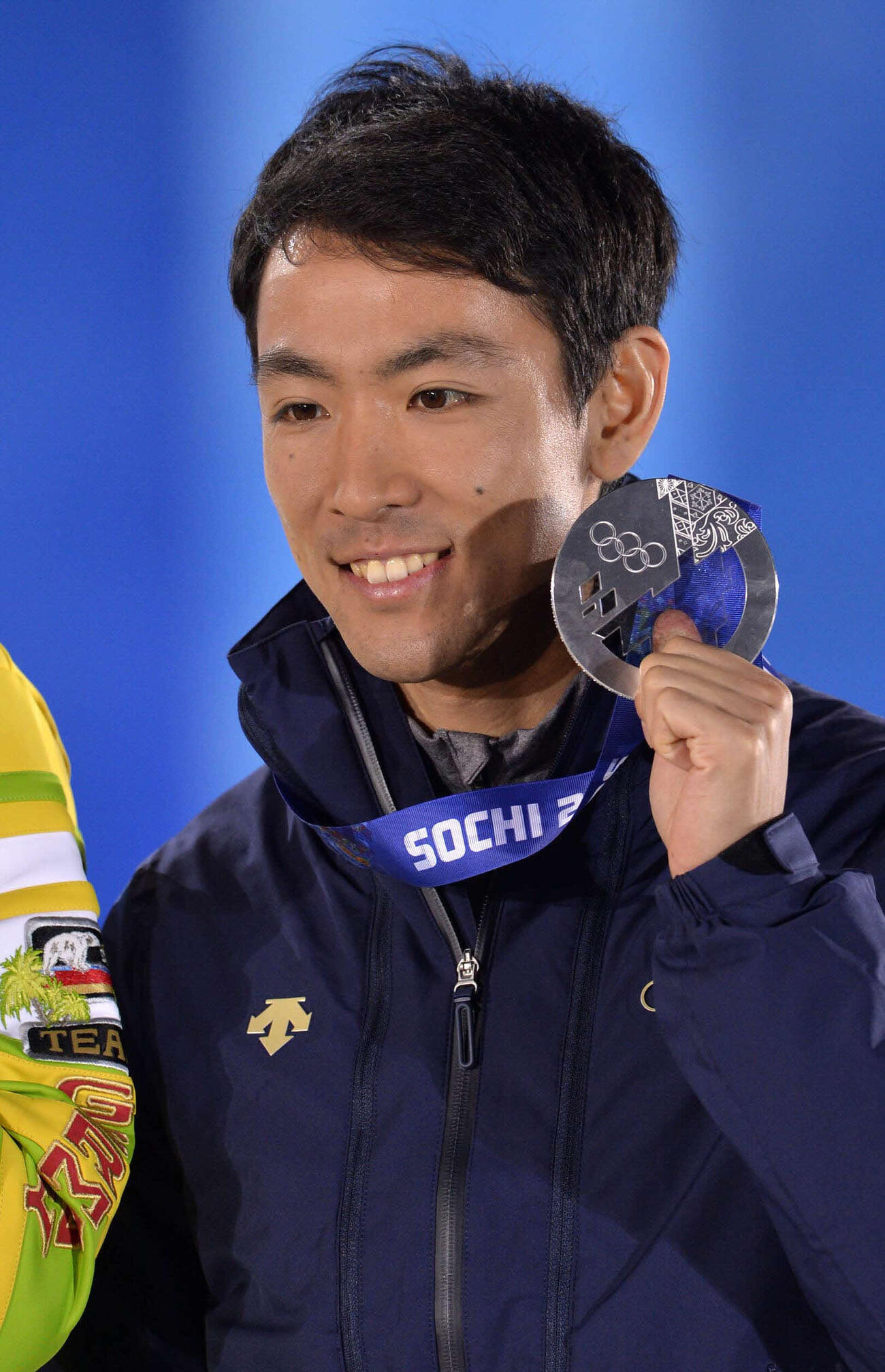 ソチ五輪　ノルディックスキー複合個人ノーマルヒル表彰式　複合個人ノーマルヒルのメダルセレモニー　表彰台の上で銀メダルを手に笑顔を見せる渡部暁斗（2014年2月撮影）
