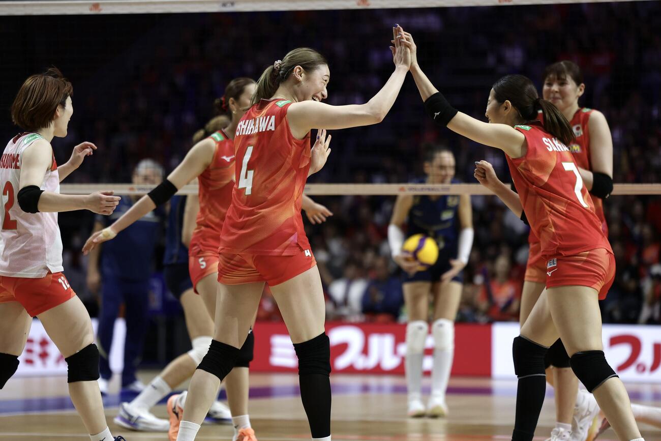 バレーボール・ネーションズリーグ（VNL）2026　大阪大会　女子1次リーグ・第9戦　日本対ブラジル　第2セット、得点を奪い喜ぶ日本の選手たち（撮影・前田充）＝2026年7月8日、Asueアリーナ大阪
