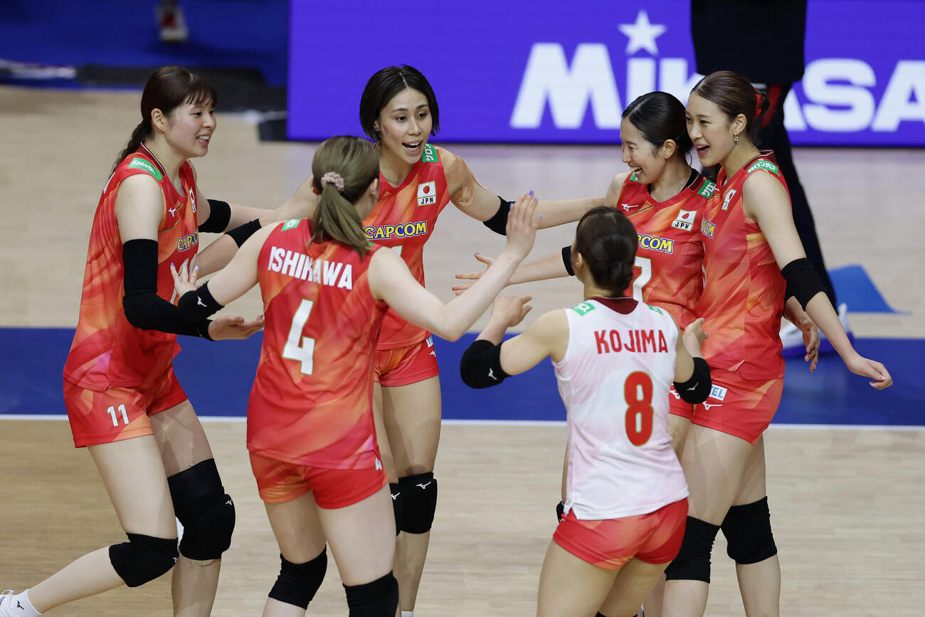 日本対ブラジル　第4セット、得点を奪い喜び合う日本の選手たち（撮影・前田充）