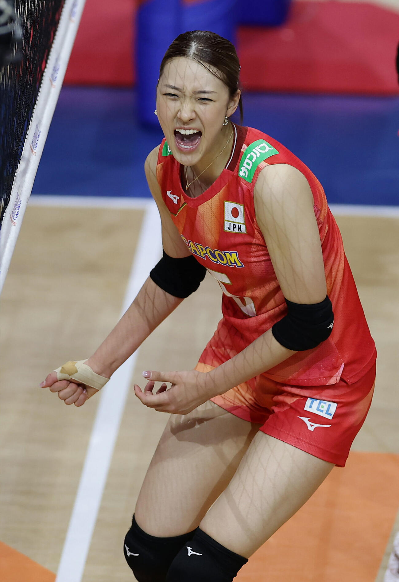 日本対ブラジル　第4セット、スパイクを決めガッツポーズする佐藤淑乃（撮影・前田充）