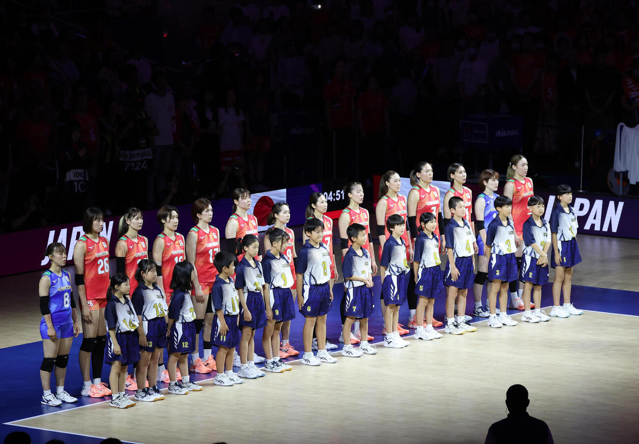 日本対トルコ　国歌斉唱する日本代表の選手たち（撮影・白石智彦）