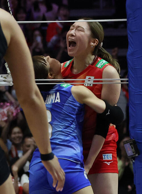 日本対トルコ　第2セットを奪うスパイクを決め雄叫びを上げる石川真佑（右）（撮影・白石智彦）
