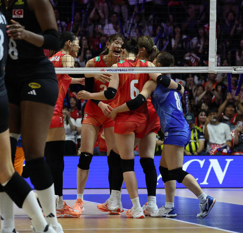 日本対トルコ　第2セットを奪い喜ぶ日本代表の選手たち（撮影・白石智彦）