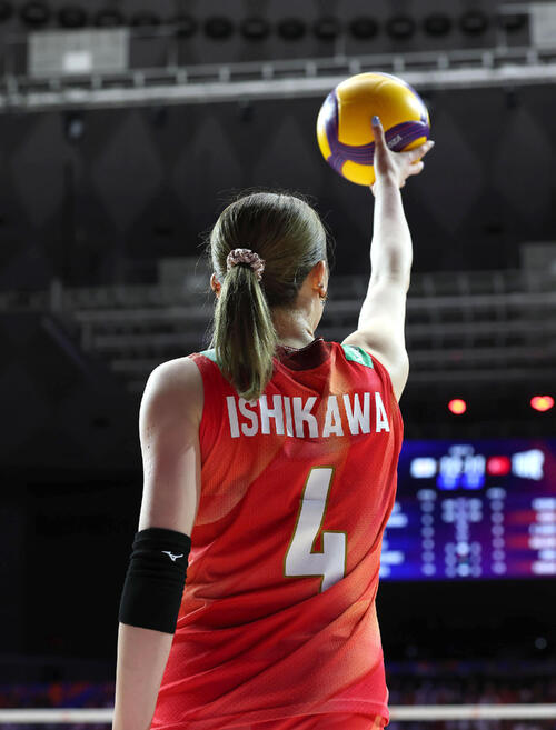 日本対トルコ　第3セット、サーブを放つためにボールを掲げる石川真佑（撮影・白石智彦）