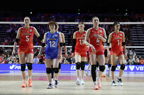 日本対トルコ　第3セットを落とし険しい表情の日本代表の選手たち（撮影・白石智彦）