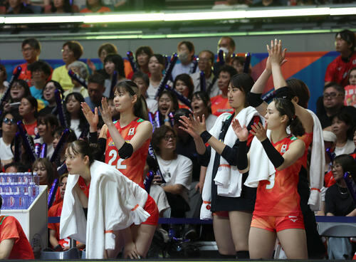 日本対トルコ　第4セット、手拍子でコートの選手にエールを送る控えの選手たち（撮影・白石智彦）