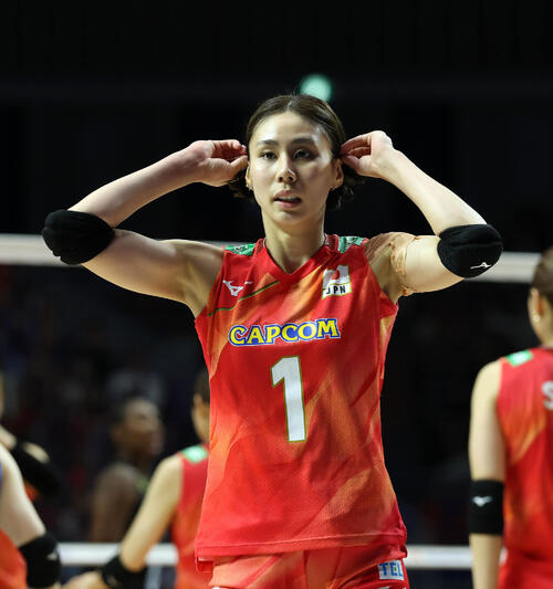 日本対トルコ　第4セット、髪をかき上げながらサーブへ向かう和田由紀子（撮影・白石智彦）