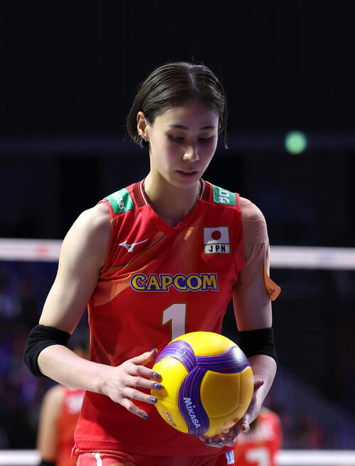 日本対トルコ　第4セット、ボールを持って集中する和田由紀子（撮影・白石智彦）
