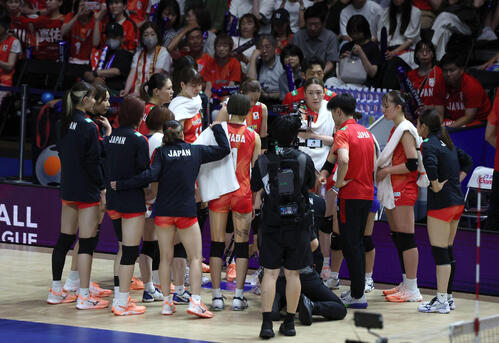 日本対トルコ　第1セットを落とし話し合う日本代表の選手たち（撮影・白石智彦）