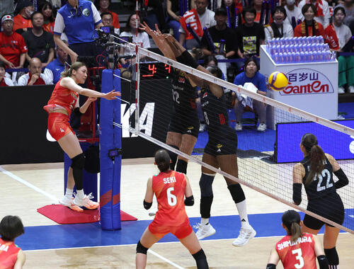 日本対トルコ　第2セット、スパイクを放つ石川真佑（左）（撮影・白石智彦）