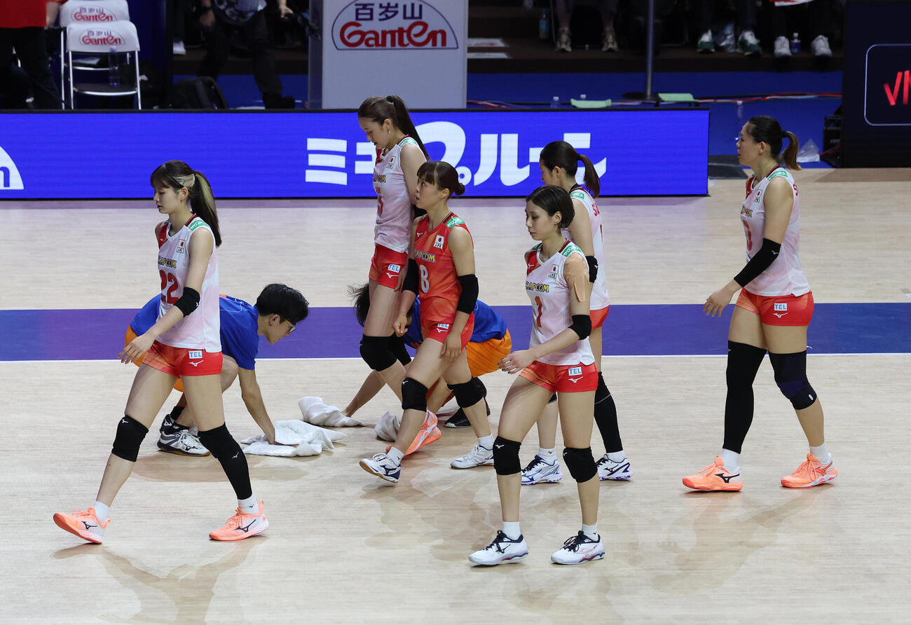 日本対ポーランド　第1セットを落としうつむく日本代表の選手たち（撮影・白石智彦）