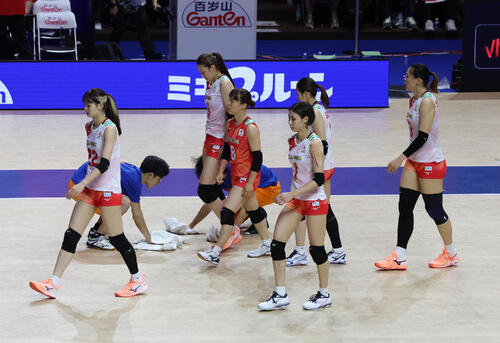 日本対ポーランド　第1セットを落としうつむく日本代表の選手たち（撮影・白石智彦）