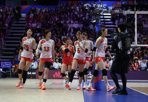 日本対ポーランド　第2セットも落とし険しい表情でコートチェンジする日本代表の選手たち（撮影・白石智彦）