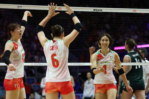 日本対ポーランド　第3セット、スパイクを決めガッツポーズする和田由紀子（右）（撮影・白石智彦）