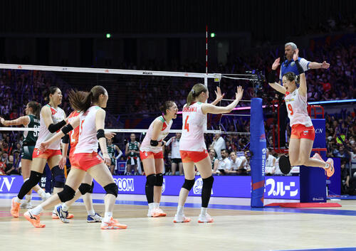 日本対ポーランド　第3セットを奪いジャンプして喜ぶ岩沢実育（右）と日本代表の選手たち（撮影・白石智彦）