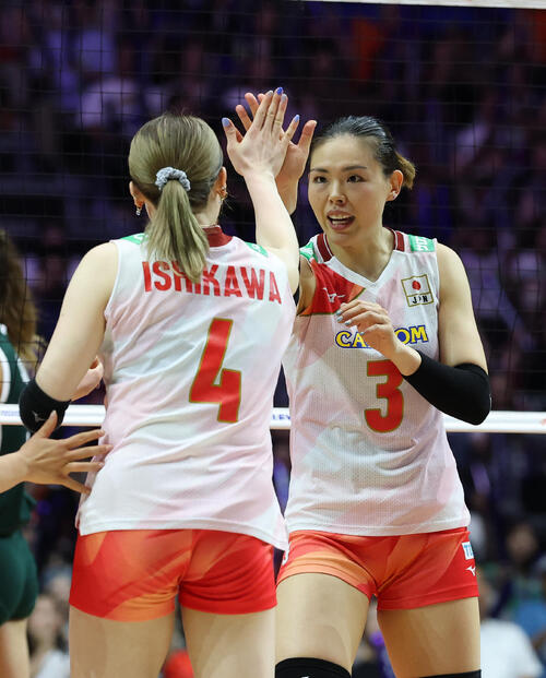 日本対ポーランド　第4セット、スパイクを決め石川真佑（左）とハイタッチを交わす島村春世（撮影・白石智彦）