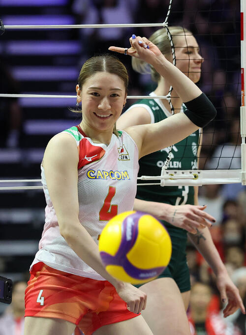 日本対ポーランド　第4セット、スパイクを決め笑顔を見せる石川真佑（撮影・白石智彦）