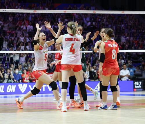 日本対ポーランド　第4セットを奪いハイタッチで喜ぶ日本代表の選手たち（撮影・白石智彦）