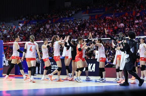 日本対ポーランド　第4セットを奪いハイタッチで喜ぶ日本代表の選手たち（撮影・白石智彦）