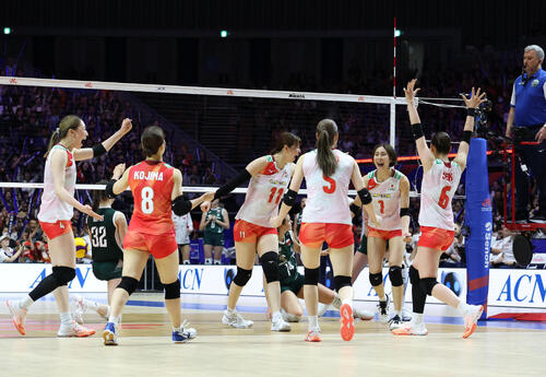 日本対ポーランド　第5セット、ブロックが決まり喜ぶ日本代表の選手たち（撮影・白石智彦）