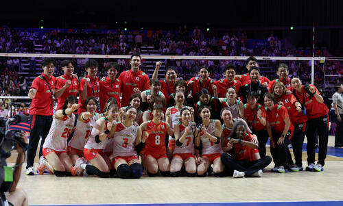 日本対ポーランド　決勝ラウンド進出を決め記念写真に納まる日本代表の選手たち（撮影・白石智彦）