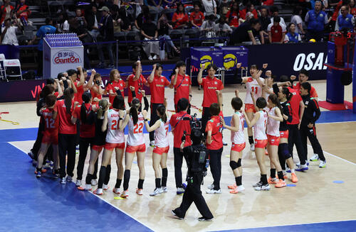 日本対ポーランド　円陣を組みガッツポーズで気合いを入れる日本代表の選手たち（撮影・白石智彦）