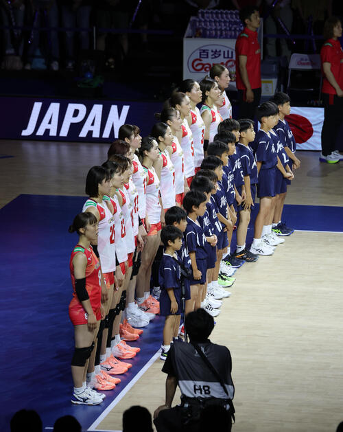 日本対ポーランド　国歌斉唱する日本代表の選手たち（撮影・白石智彦）