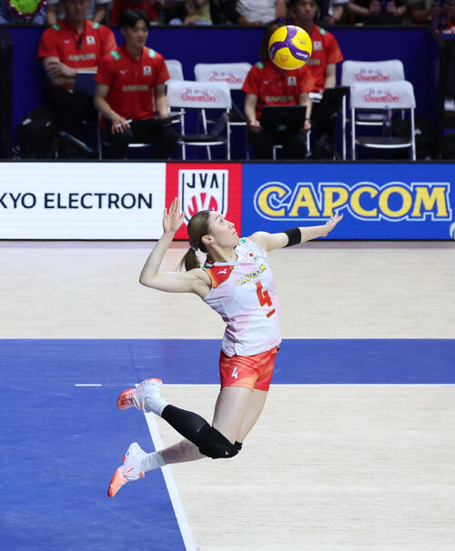 日本対ポーランド　第1セット、サーブを放つ石川真佑（撮影・白石智彦）