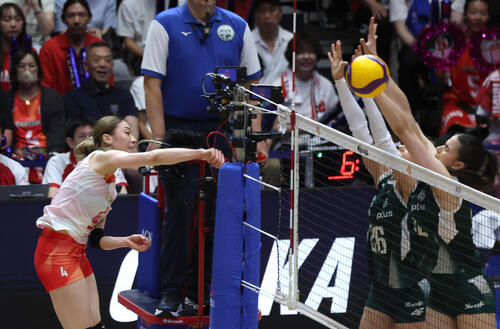 日本対ポーランド　第1セット、スパイクを放つ石川真佑（左）（撮影・白石智彦）