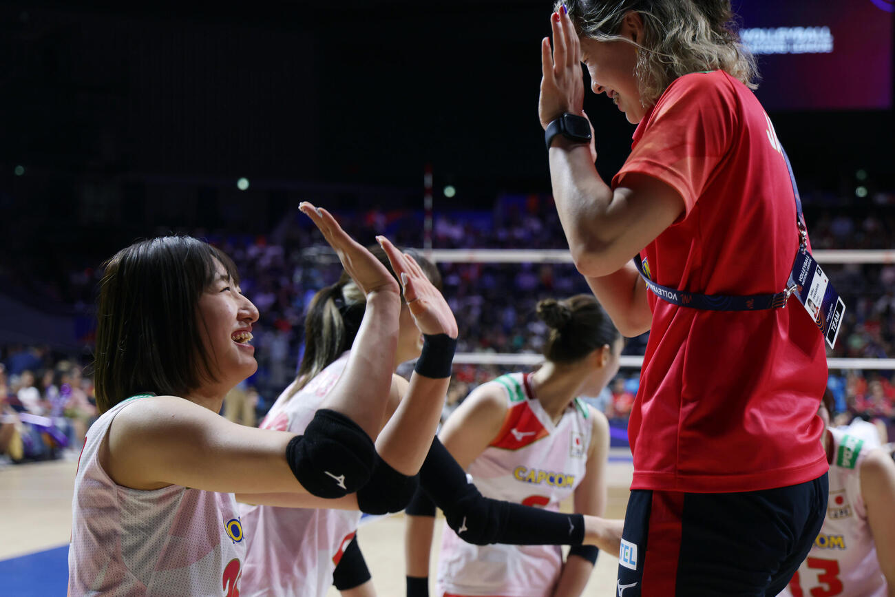 日本対タイ　タイに勝利し、チームスタッフと笑顔でタッチを交わす秋本美空（左）（撮影・前田充）