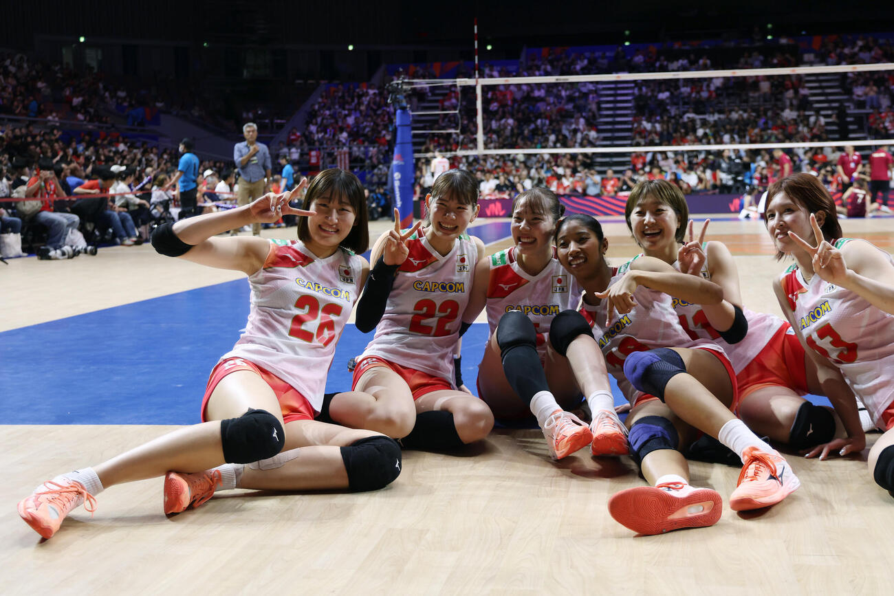 日本対タイ　タイに勝利し、笑顔で写真に納まる秋本美空（左端）ら日本の選手たち（撮影・前田充）