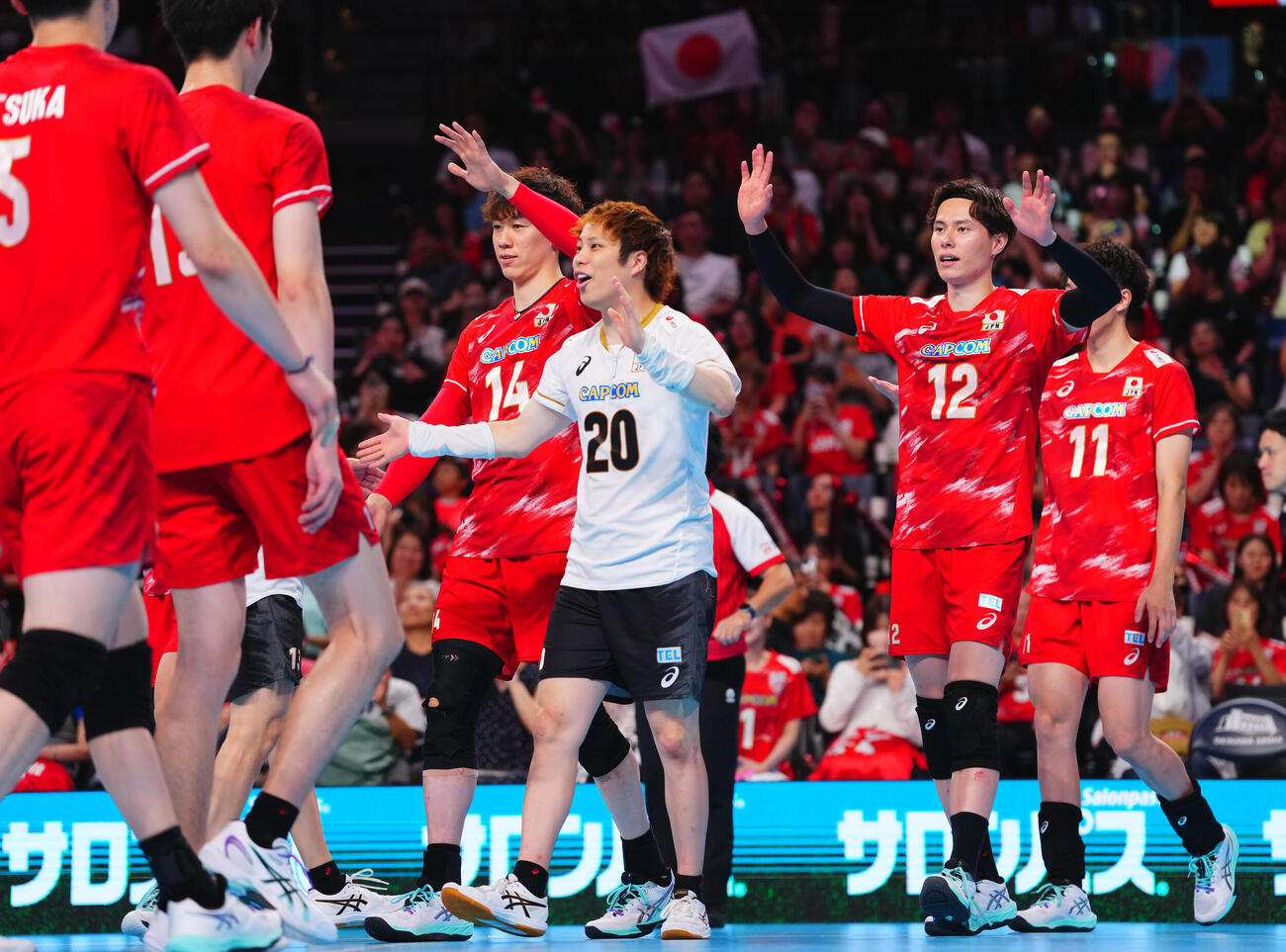 日本対カナダ　試合を終えタッチを交わす高橋藍（右から2人目）ら（撮影・垰建太）