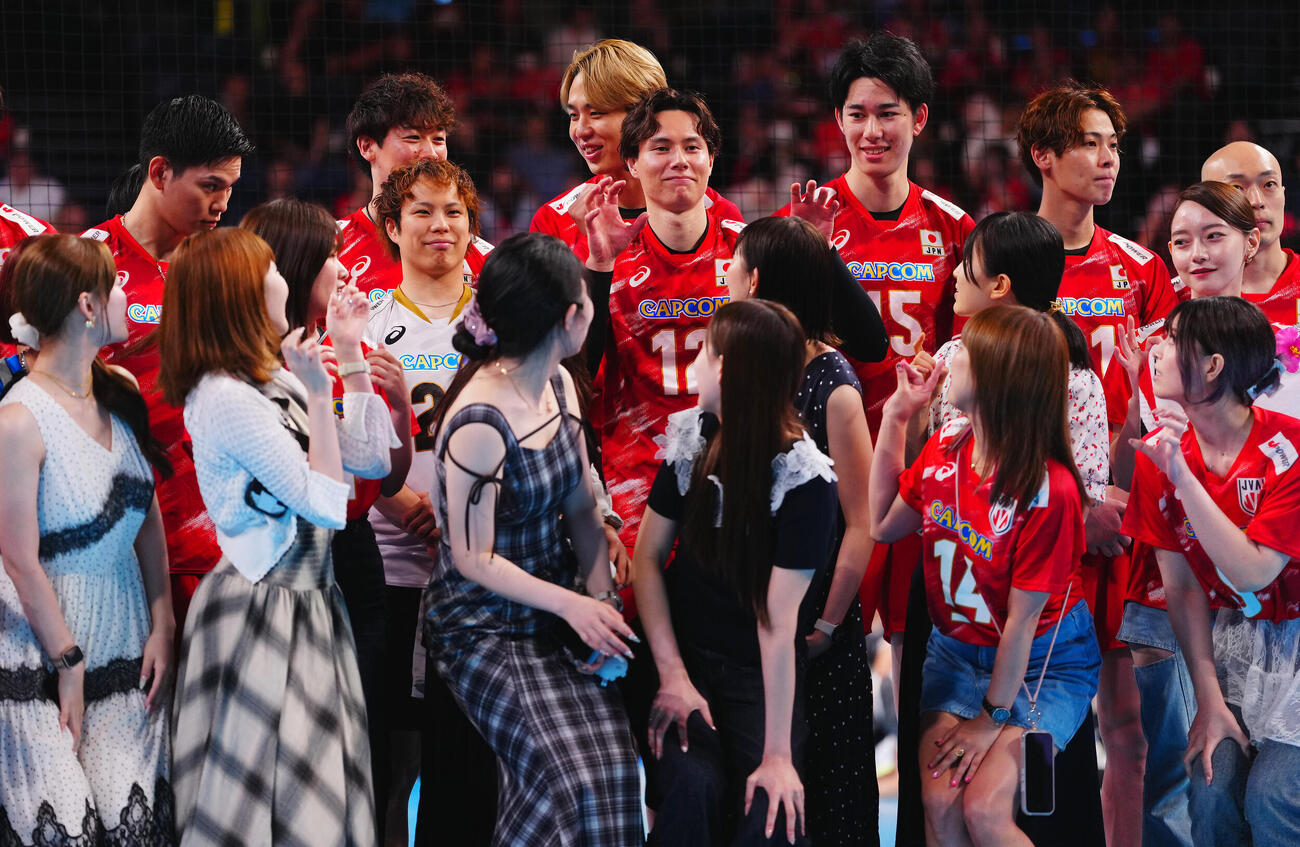 日本対カナダ　試合後、ファンとの記念写真でポーズを決める高橋藍（中央）（撮影・垰建太）
