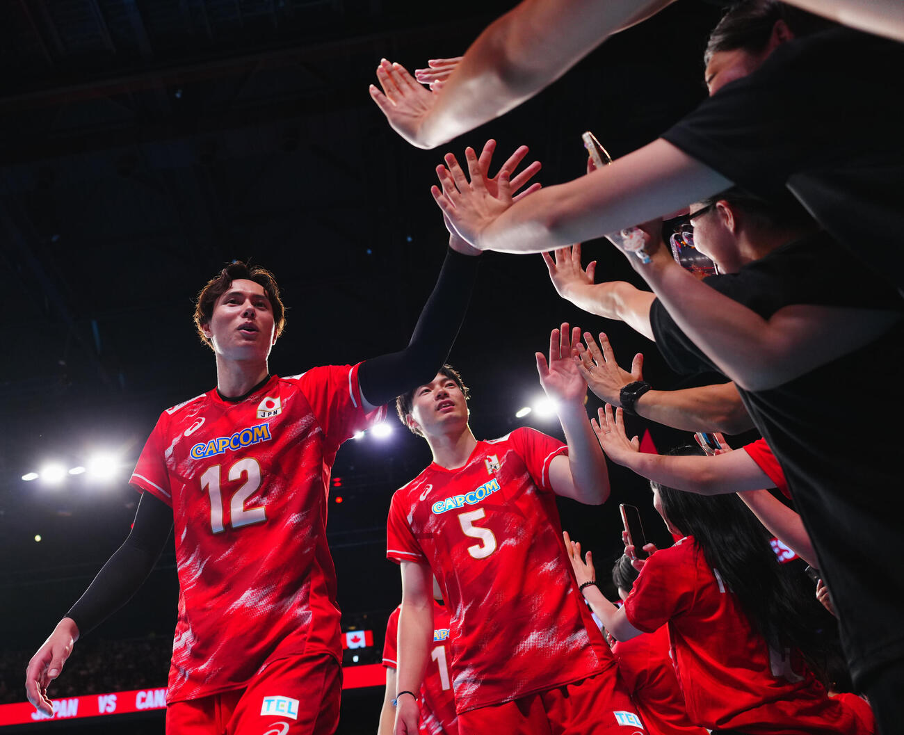 日本対カナダ　試合後、ファンとタッチを交わす高橋藍（左）（撮影・垰建太）