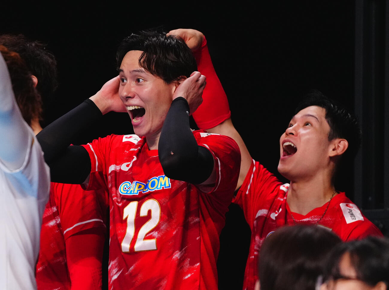 日本対カナダ　第4セット、チームメート乃プレーに盛り上がる高橋藍（左）、西田有志ら（中央左）ら（撮影・垰建太）