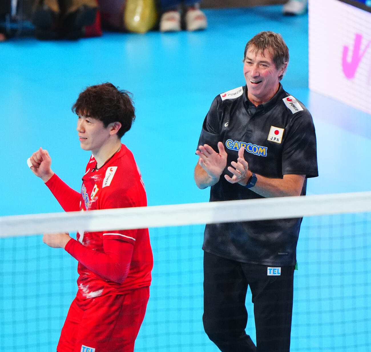 日本対カナダ　第2セット、スパイクを決めた石川祐希（左）に笑顔で拍手を送るロラン・ティリ監督（撮影・垰建太）