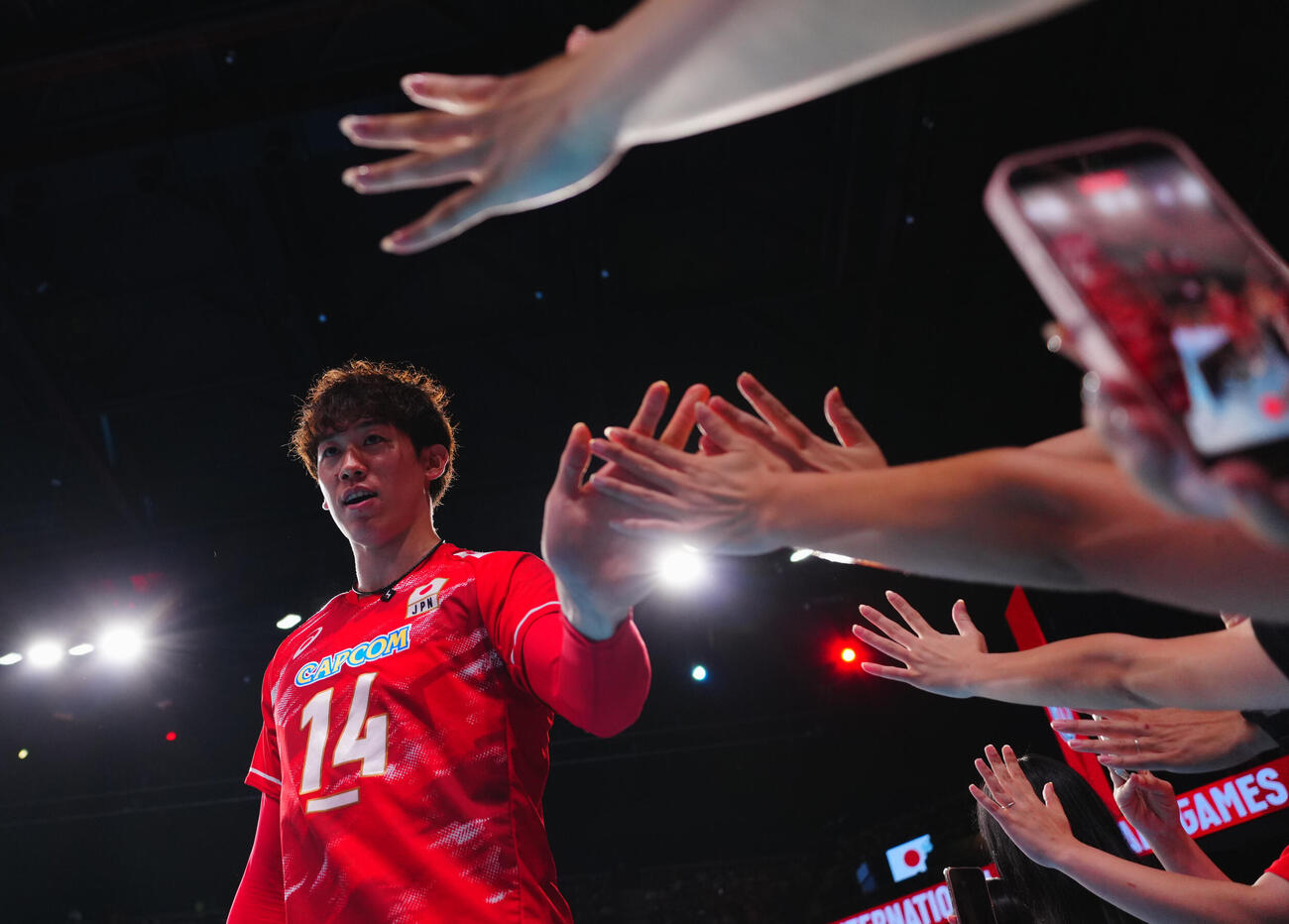 日本対カナダ　試合後、ファンとタッチを交わす石川祐希（左）（撮影・垰建太）
