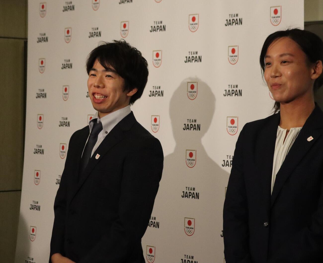 オリンピックコンサートに出席したフィギュアスケート男子の佐藤駿（左)とスピードスケート女子の高木美帆さん