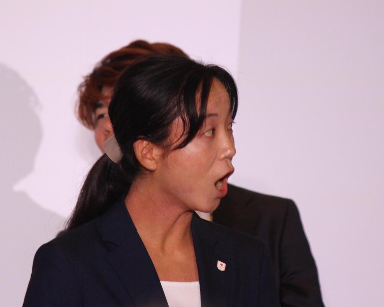 JOCスポーツ賞表彰式で回答に驚きの表情を見せる高木美帆さん