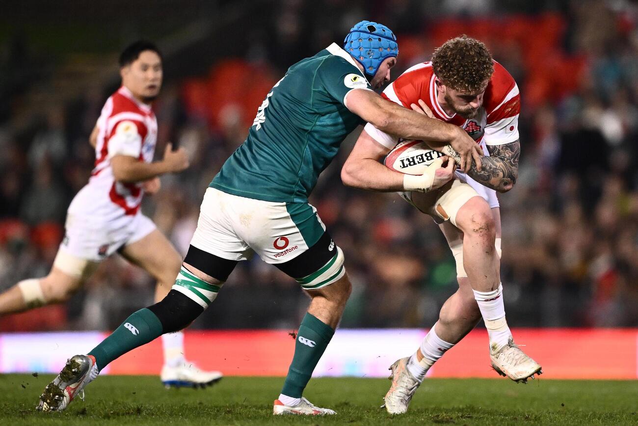 アイルランド戦でタックルを受けるディアンズ（右）＝ニューカッスル（AAP提供・AP＝共同）