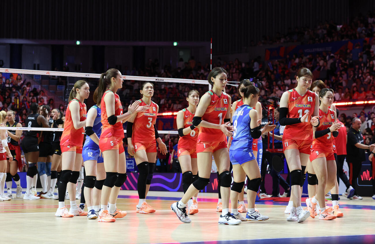 日本対トルコ　第4セットを落としトルコに敗れて肩を落とす日本代表の選手たち（撮影・白石智彦）