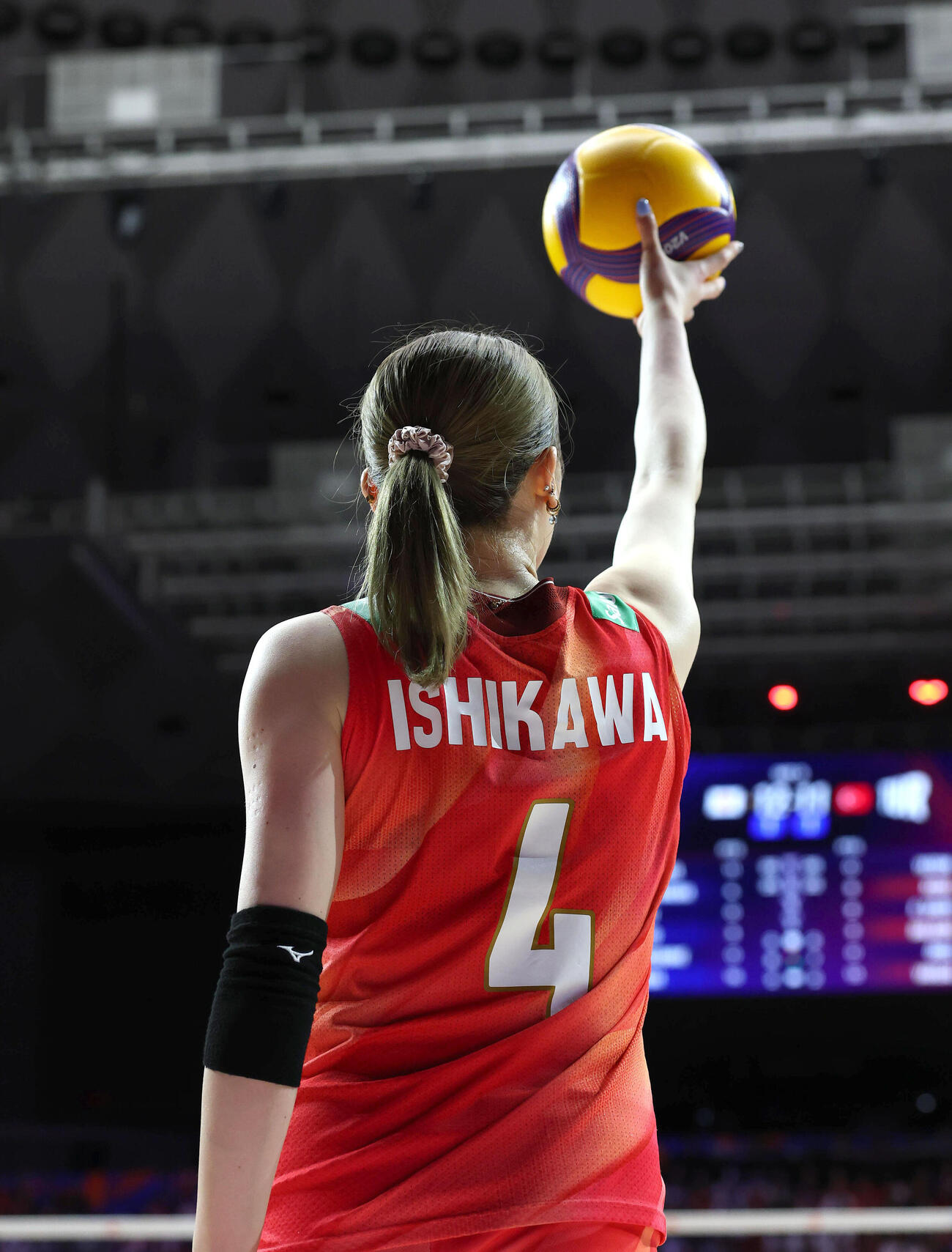 日本対トルコ　第3セット、サーブを放つためにボールを掲げる石川真佑（撮影・白石智彦）