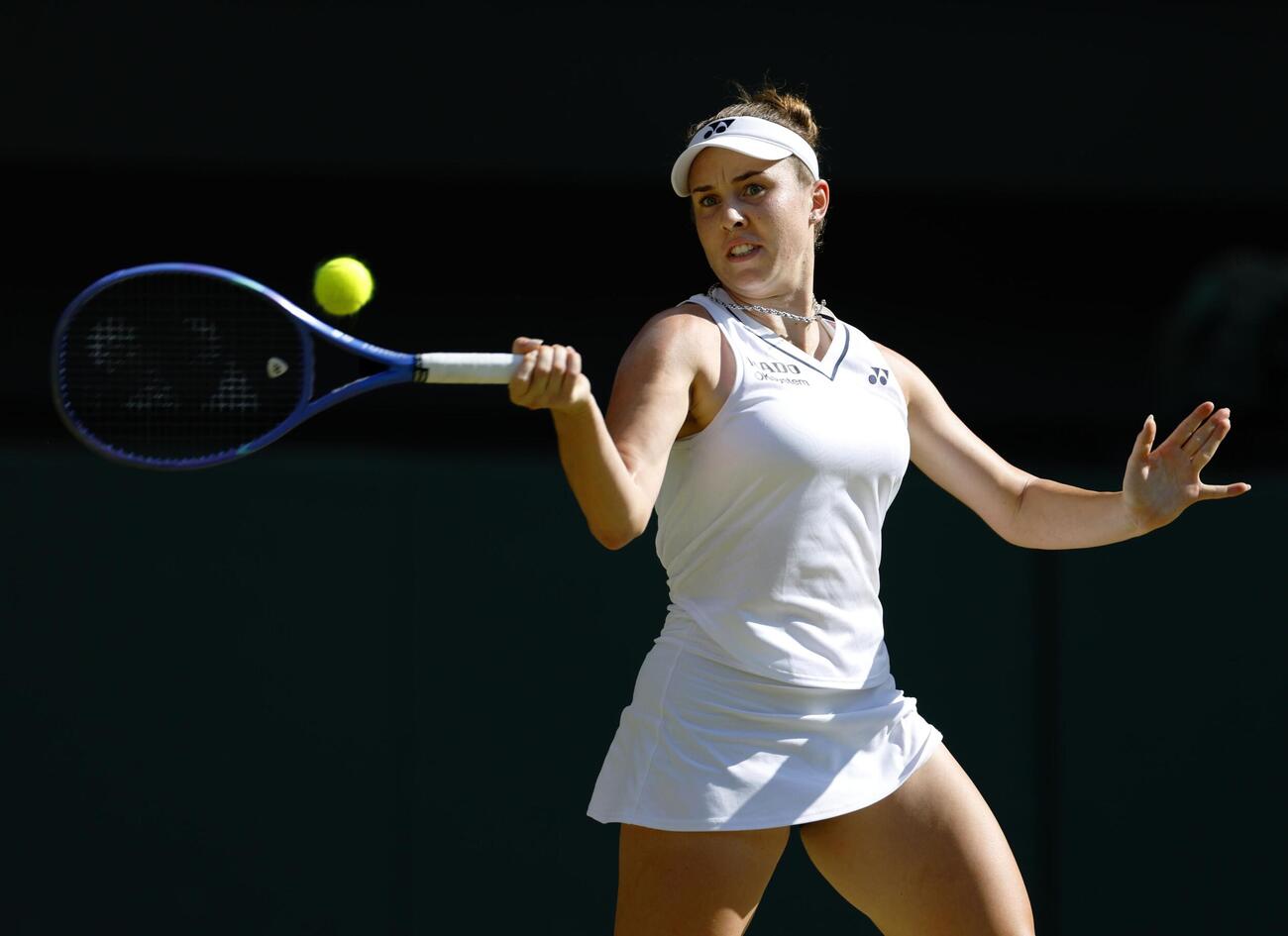 女子シングルス決勝でプレーするリンダ・ノスコバ（共同）