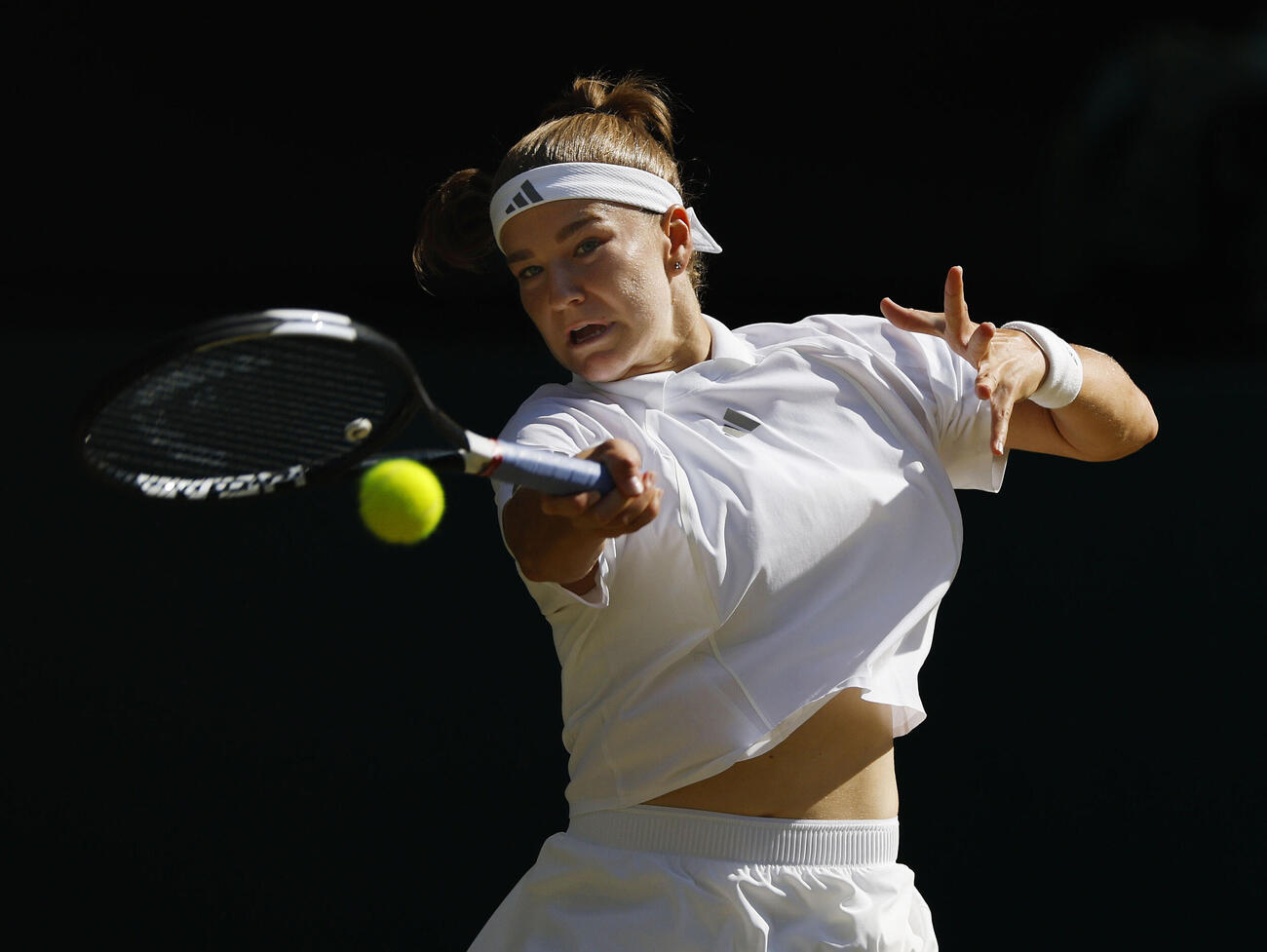 女子シングルス決勝でプレーするカロリナ・ムホバ（共同）
