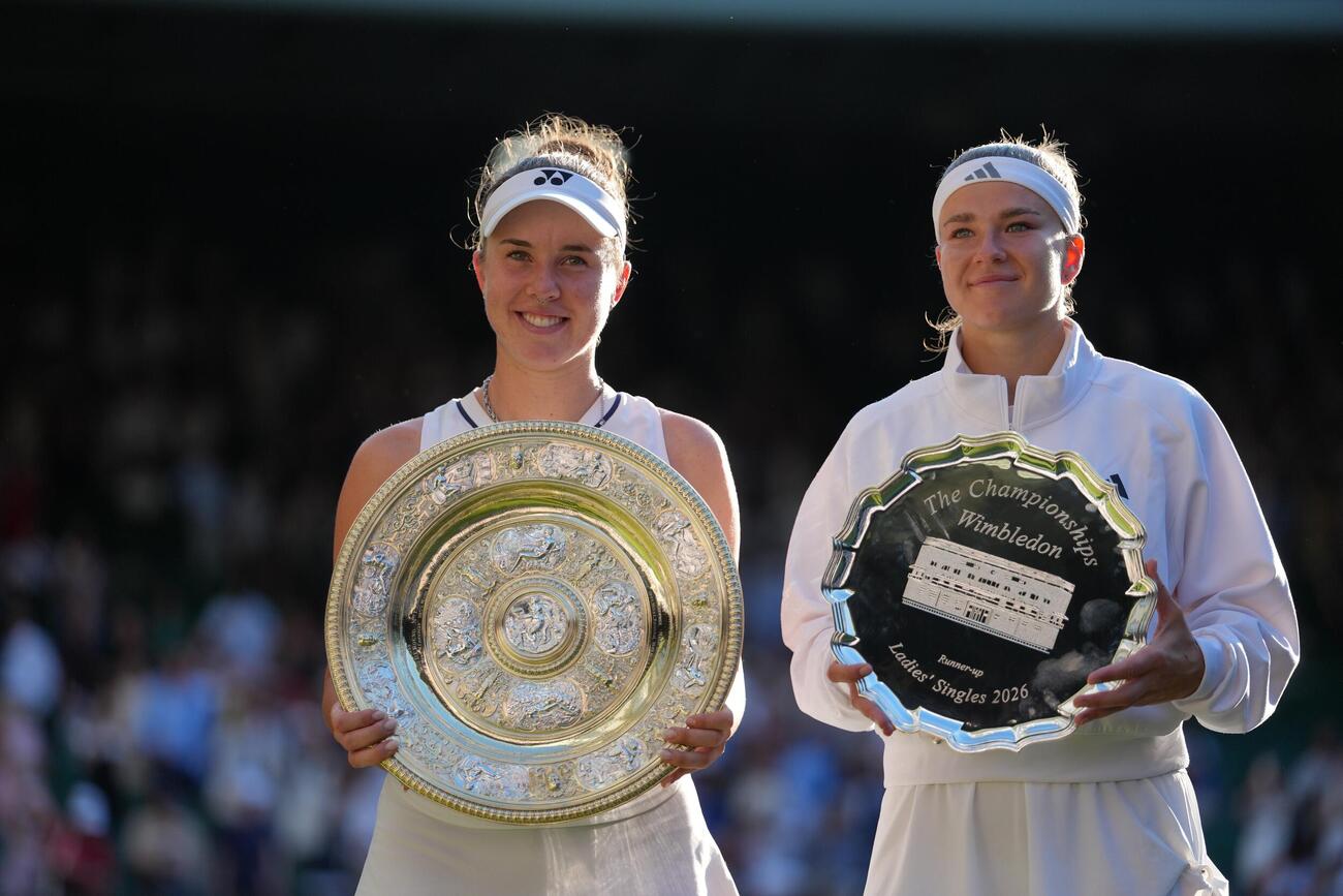 ウィンブルドン選手権を制したノスコバ（左）と準優勝のムホバ（AP）