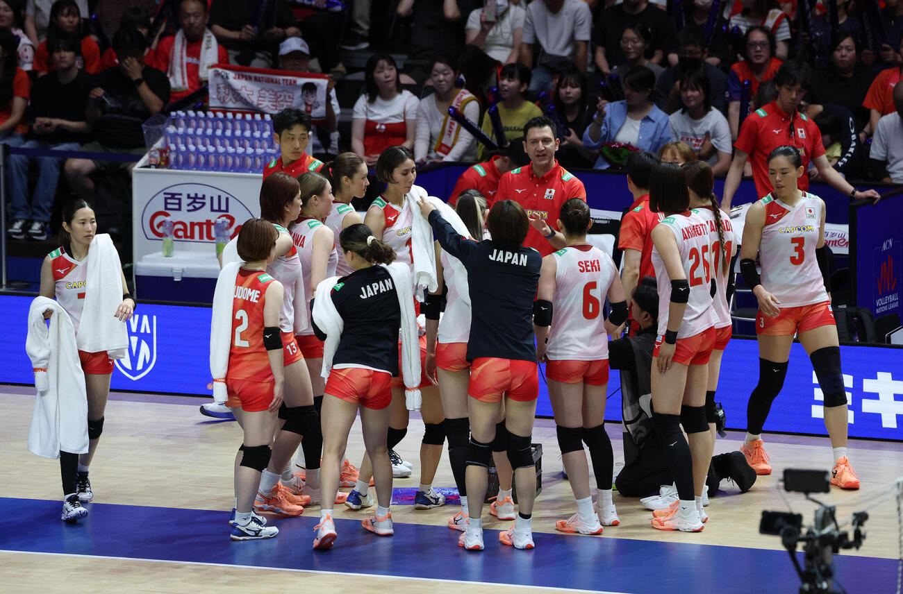 日本対ポーランド　第2セット、タイムアウトを取り話し合う日本代表の選手たち（撮影・白石智彦）