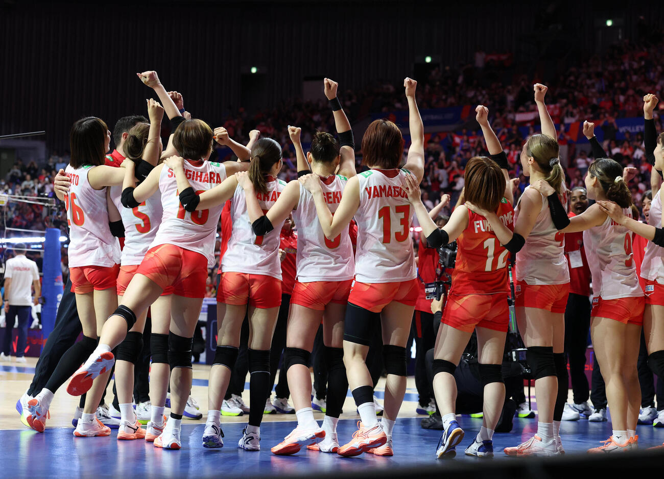 日本対ポーランド　決勝ラウンド進出を決め歓喜のガッツポーズをする日本代表の選手たち（撮影・白石智彦）