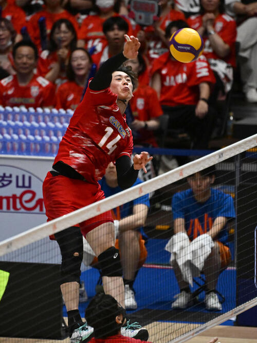 日本対イタリア 第2セット スパイクを放つ石川祐希(撮影・石井愛子)
