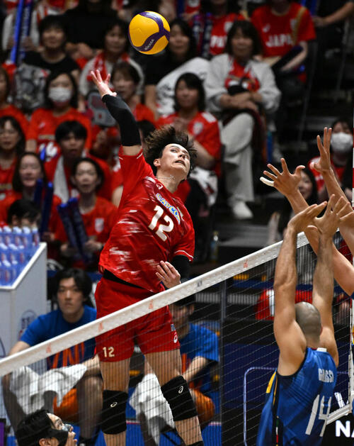 日本対イタリア 第2セット スパイクを放つ高橋藍(撮影・石井愛子)